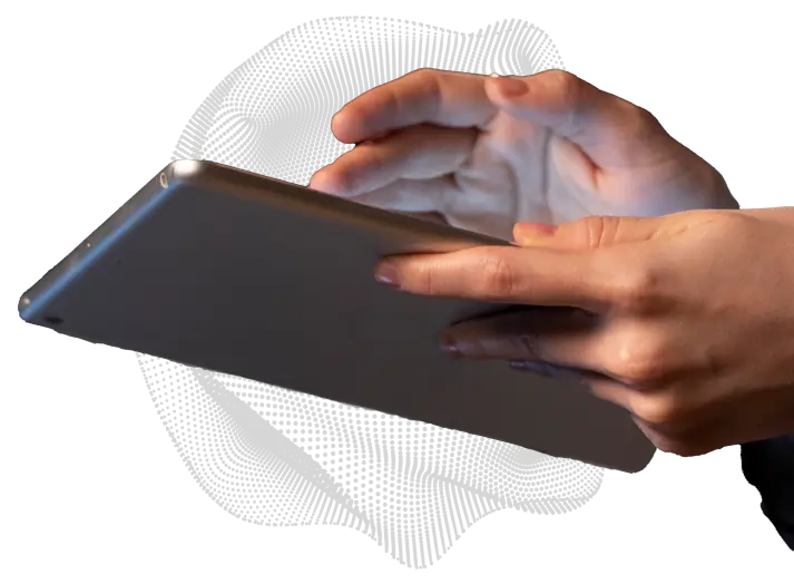 Imagem de uma mão segurando um celular